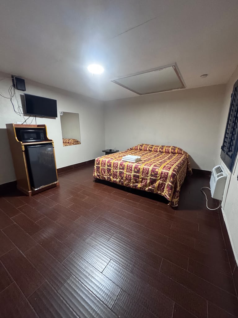 Single Bed Room - Monterey Motel Long Beach